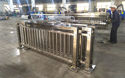 提升候车亭安全性不锈钢护栏生产制造中